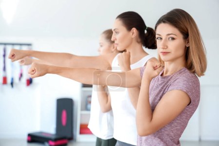 Jeunes femmes s'entraînant à des cours d'autodéfense en salle de gym