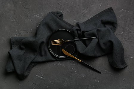 Téléchargez les photos : Cadre de table élégant avec serviette sur fond sombre - en image libre de droit
