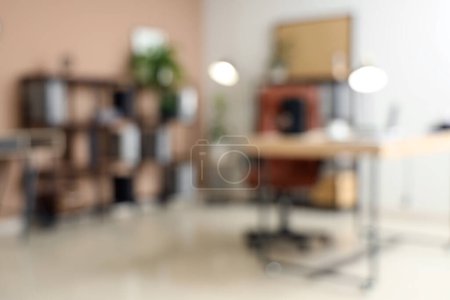 Téléchargez les photos : Vue floue du bureau moderne avec des unités de travail et d'étagère - en image libre de droit