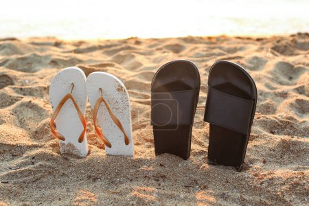 Foto de Elegantes chanclas en la arena cerca del océano en el resort - Imagen libre de derechos