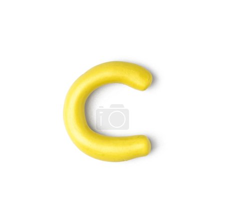 Buchstabe C aus Spielteig auf weißem Hintergrund