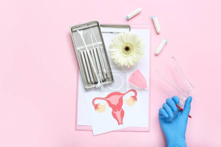 Hand in Hand medizinischer Handschuh mit gynäkologischem Spekulum, Pap-Abstrich-Testinstrumenten, Zeichnung der weiblichen Gebärmutter, Menstruationstasse und Tampons auf rosa Hintergrund