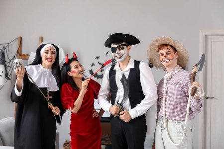 Gruppe von Freunden in Kostümen bei Halloween-Party
