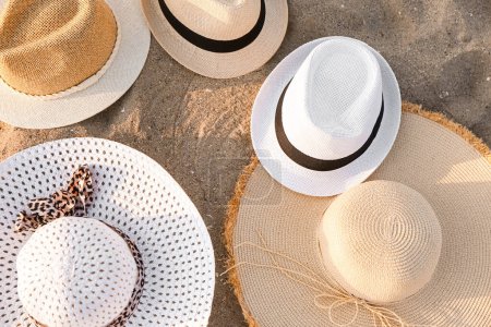 Téléchargez les photos : Ensemble de chapeaux de paille élégants sur sable, gros plan - en image libre de droit