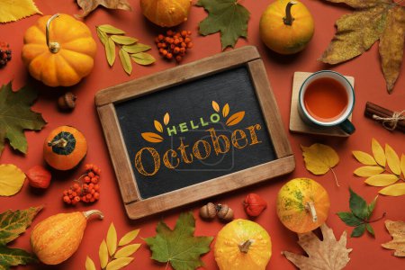 Téléchargez les photos : Tableau avec texte HELLO OCTOBRE et beau décor d'automne sur fond brun - en image libre de droit