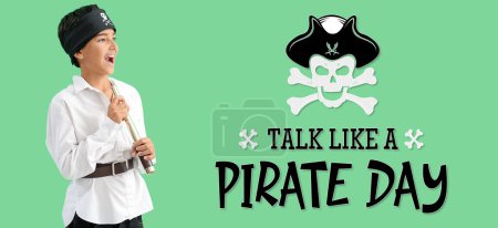 Foto de Banner para Talk Like a Pirate Day con un niño sosteniendo un catalejo sobre un fondo verde - Imagen libre de derechos
