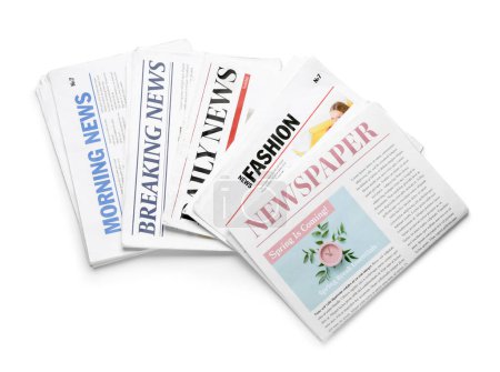 Téléchargez les photos : Différents journaux isolés sur fond blanc - en image libre de droit