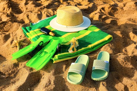Foto de Chanclas con estilo con accesorios de playa en la arena en el resort - Imagen libre de derechos