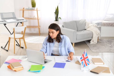 Junge Frau lernt zu Hause online die englische Sprache