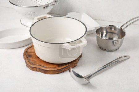 Foto de Set de diferentes utensilios de cocina sobre fondo claro, primer plano - Imagen libre de derechos