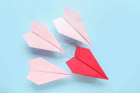 Foto de Coloridos planos de papel en origami sobre fondo azul - Imagen libre de derechos