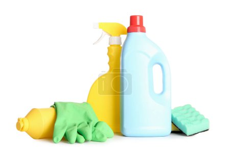 Foto de Set de productos de limpieza sobre fondo blanco - Imagen libre de derechos