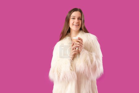 Téléchargez les photos : Jeune femme en manteau de fourrure sur fond violet - en image libre de droit