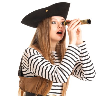 Foto de Hermosa pirata femenina con catalejo sobre fondo blanco - Imagen libre de derechos