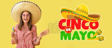Foto de Hermosa mexicana con maracas y texto CINCO DE MAYO (el 5 de mayo) sobre fondo amarillo - Imagen libre de derechos