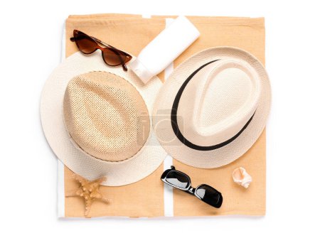 Téléchargez les photos : Chapeaux de plage élégants, lunettes de soleil et bouteille de crème solaire sur fond blanc - en image libre de droit