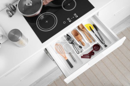 Foto de Set de utensilios para panadería en cajón en la cocina - Imagen libre de derechos