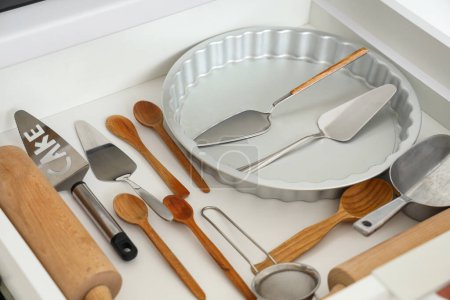 Téléchargez les photos : Ensemble d'ustensiles pour la boulangerie dans le tiroir à la cuisine - en image libre de droit