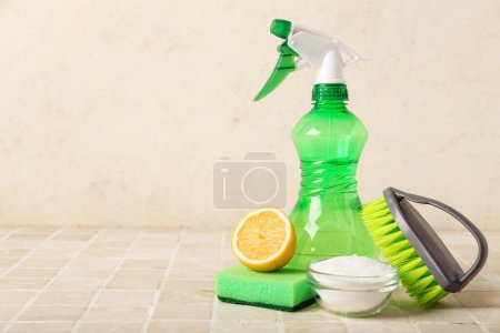 Téléchargez les photos : Bol de bicarbonate de soude et des fournitures de nettoyage sur la table de tuiles légères - en image libre de droit