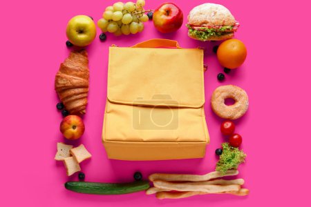 Téléchargez les photos : Sac boîte à lunch avec différents aliments savoureux sur fond rose - en image libre de droit