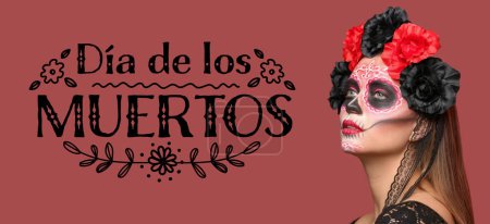 Téléchargez les photos : Jeune femme avec crâne peint sur le visage pour la fête des morts du Mexique (El Dia de Muertos) sur fond rouge - en image libre de droit
