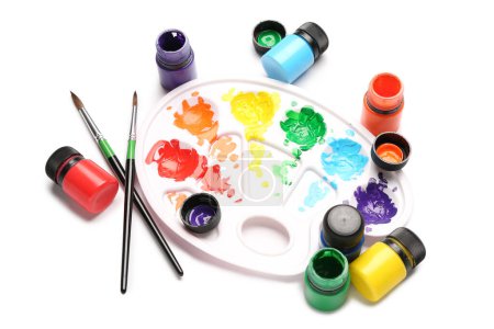 Téléchargez les photos : Pots de peinture à la gouache colorée avec palette d'artistes et pinceaux sur fond blanc - en image libre de droit