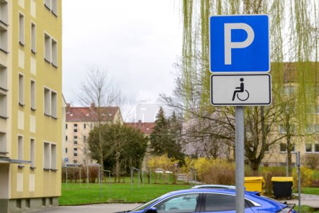 Foto de Señales de aparcamiento para discapacitados en la ciudad - Imagen libre de derechos