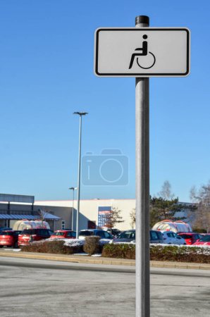Foto de Señal de aparcamiento para discapacitados en la ciudad, primer plano - Imagen libre de derechos