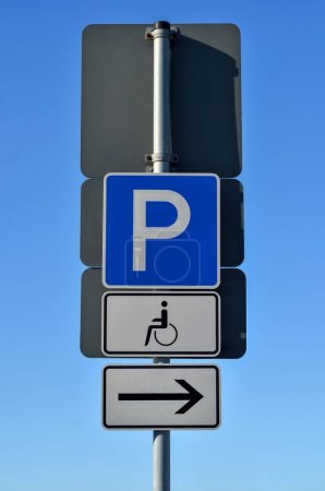 Foto de Señales de aparcamiento para discapacitados en la ciudad, primer plano - Imagen libre de derechos