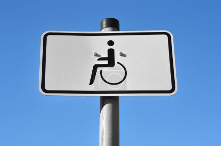 Foto de Señal de aparcamiento para discapacitados en la ciudad, primer plano - Imagen libre de derechos