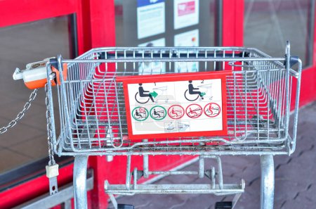 Foto de Carrito de compras para personas con discapacidad cerca del mercado, primer plano - Imagen libre de derechos