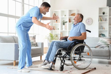 Téléchargez les photos : Homme âgé en fauteuil roulant peur de l'infirmière en colère à la maison - en image libre de droit