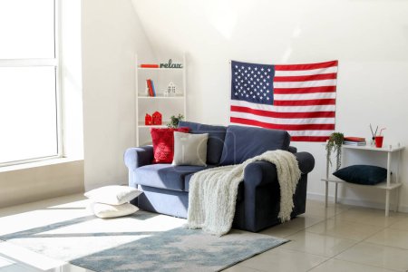 Téléchargez les photos : Intérieur du salon moderne avec pendaison drapeau des États-Unis - en image libre de droit