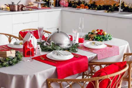 Téléchargez les photos : Cadre de table de Noël avec couronnes, décorations et cloche - en image libre de droit