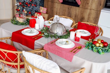 Téléchargez les photos : Cadre de table de Noël avec couronnes, décorations et cloche - en image libre de droit