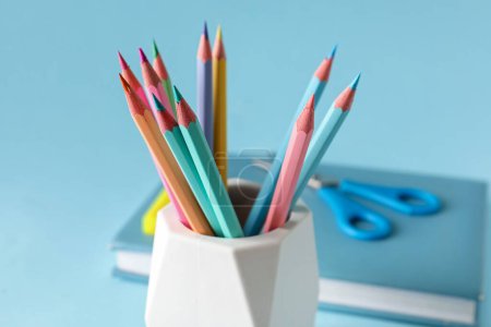 Foto de Soporte con diferentes lápices en el fondo de color, primer plano - Imagen libre de derechos