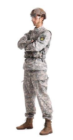 Téléchargez les photos : Jeune soldat homme en équipement complet isolé sur fond blanc - en image libre de droit