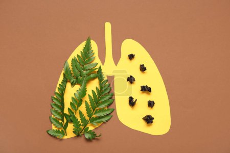 Téléchargez les photos : Poumons en papier avec des feuilles et des tumeurs sur fond brun. Concept de cancer du poumon - en image libre de droit