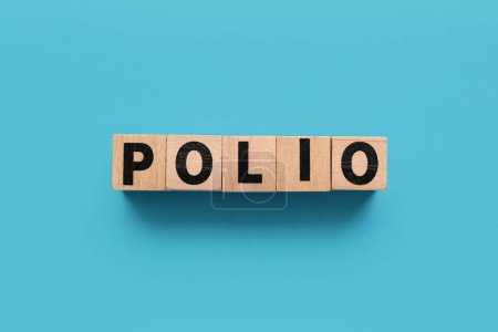 Téléchargez les photos : Word POLIO en cubes de bois sur fond bleu - en image libre de droit