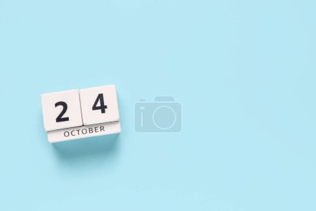 Téléchargez les photos : Calendrier cube avec date 24 OCTOBRE sur fond bleu. Journée mondiale de la polio - en image libre de droit