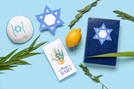 Foto de Composición del festival Sukkot con cuatro especies (lulav, hadas, arava, etrog), Torá y tarjeta de felicitación sobre fondo azul - Imagen libre de derechos