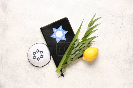 Foto de Cuatro especies (lulav, hadas, arava, etrog) como símbolos del festival Sukkot, Torá y kippah sobre fondo grunge blanco - Imagen libre de derechos