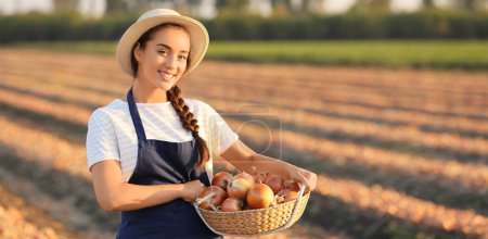 Téléchargez les photos : Agricultrice avec récolte d'oignons dans le champ - en image libre de droit