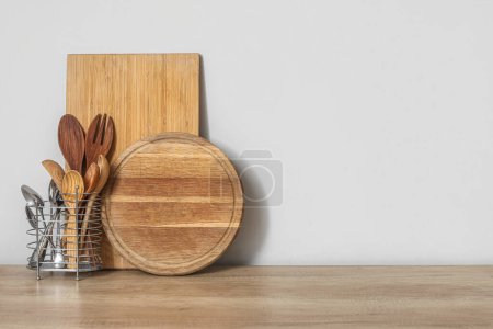 Téléchargez les photos : Comptoir de cuisine en bois avec planches à découper et ustensiles - en image libre de droit