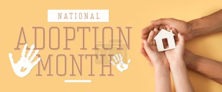 Téléchargez les photos : Bannière pour le Mois national de l'adoption avec les mains tenant petite maison - en image libre de droit