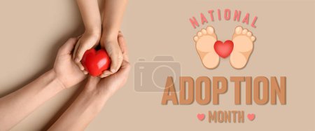 Téléchargez les photos : Bannière pour le Mois national de l'adoption avec les mains tenant le cœur rouge - en image libre de droit