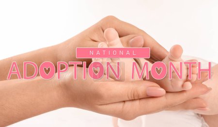 Téléchargez les photos : Bannière pour le Mois national de l'adoption avec la mère tenant les jambes du bébé - en image libre de droit