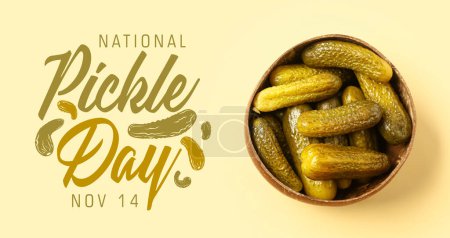 Banner zum National Pickle Day mit Gurkenkonserven auf beigem Hintergrund