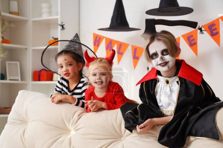 Téléchargez les photos : Petits enfants célébrant Halloween à la maison - en image libre de droit