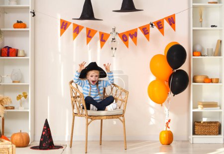 Téléchargez les photos : Petite fille célébrant Halloween à la maison - en image libre de droit